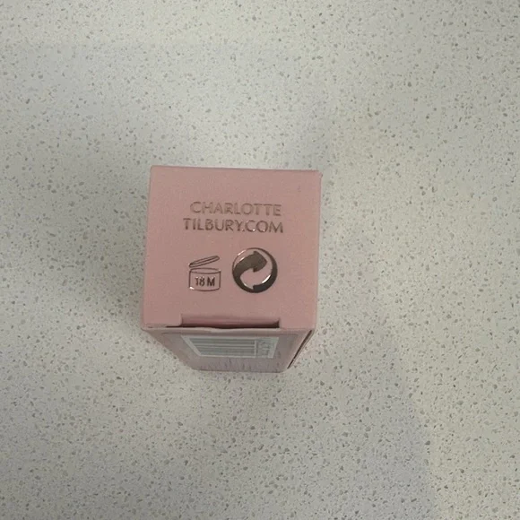 [MAKEUP] Charlotte Tilbury Matte Revolution Lipstick Pillow Talk Nude Pink - Picture 5 of 8